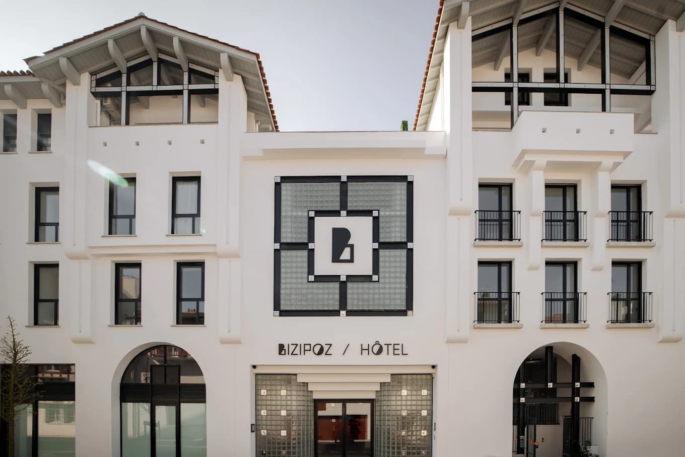 Table and dishes at Bizipoz